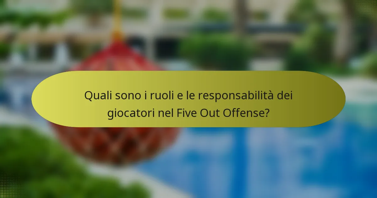 Quali sono i ruoli e le responsabilità dei giocatori nel Five Out Offense?